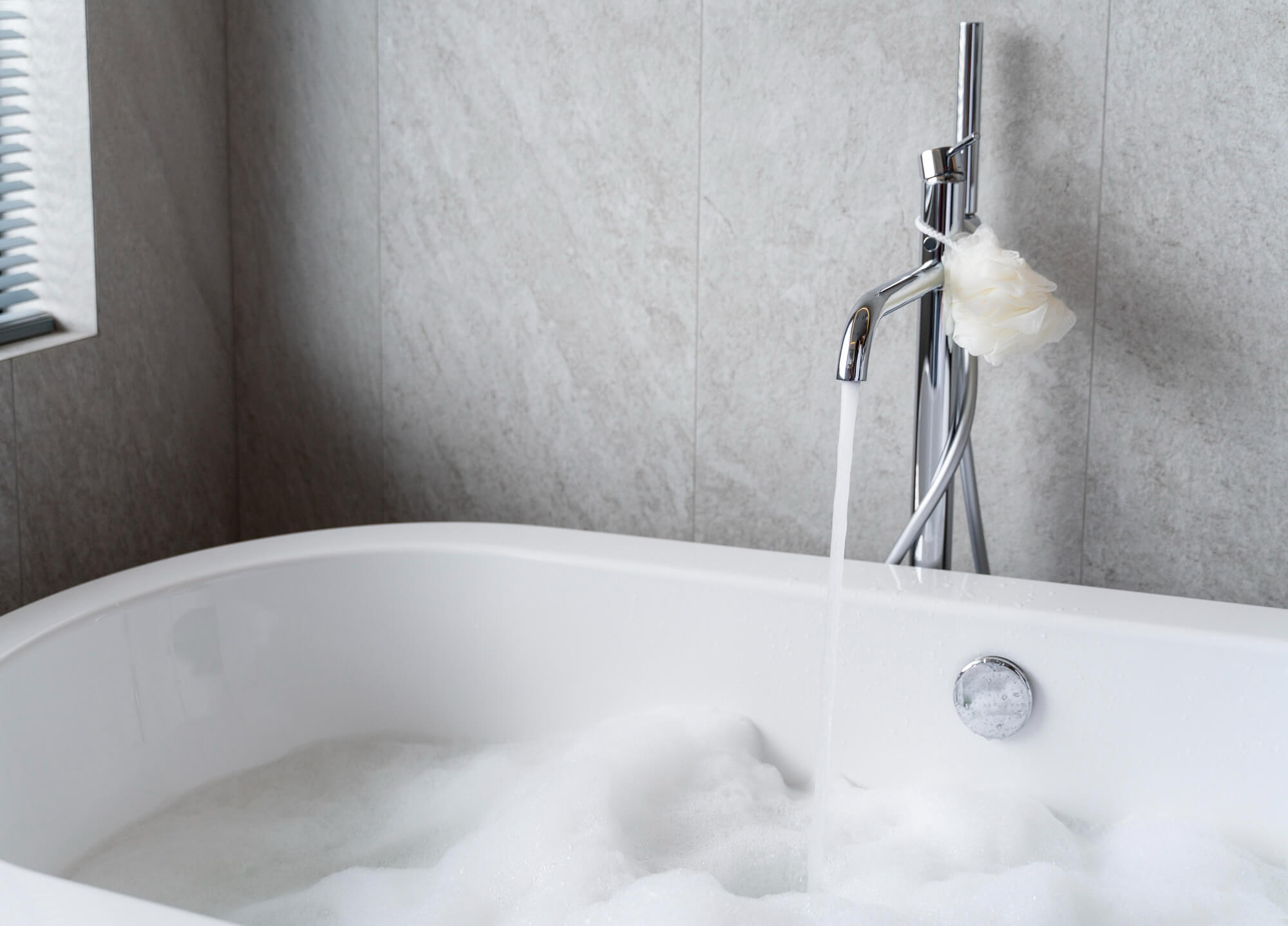 Bathtub Refinishing in Florida – What to Consider in a Hot and Humid Climate